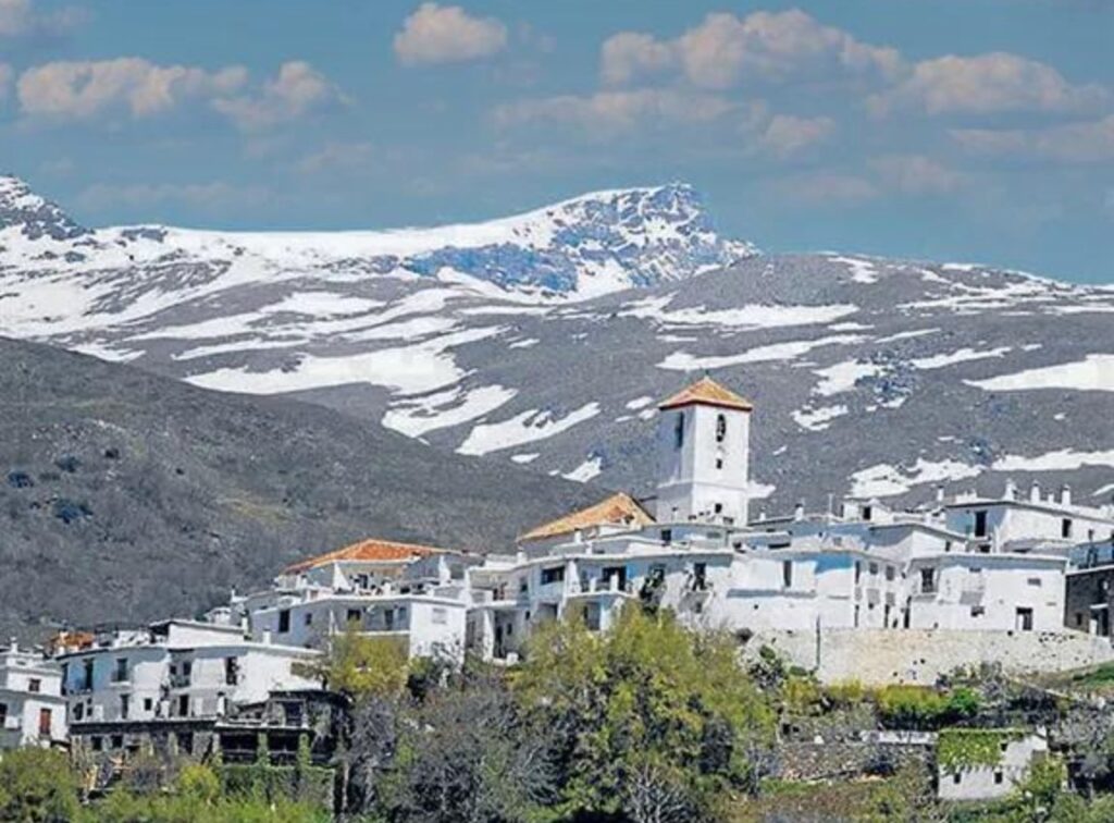 Panorámica de Capileira con Sierra Nevada al fondo